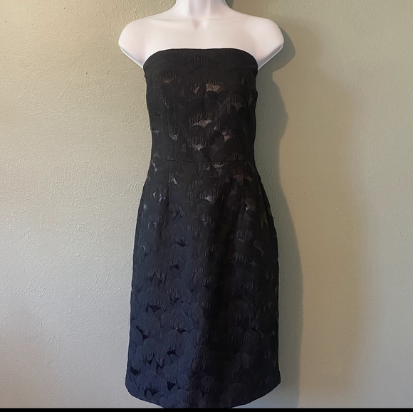 Trina Turk Dresses & Skirts - Trina Turk Black Strapless Floral Shimmer Print Pencil Dress Size 6